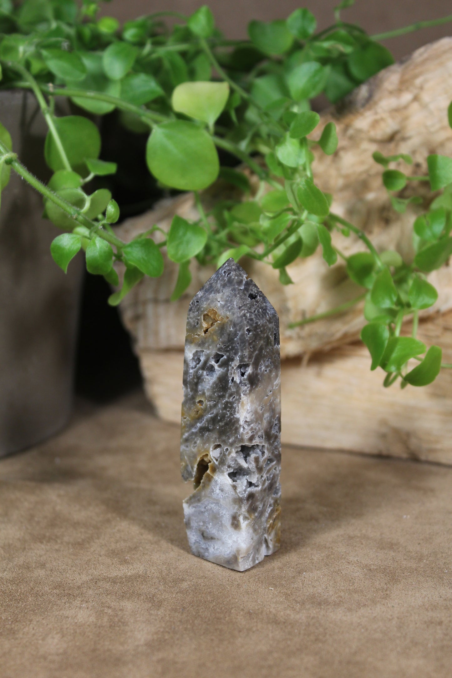 Chalcedoon punt met natuurlijke holtes