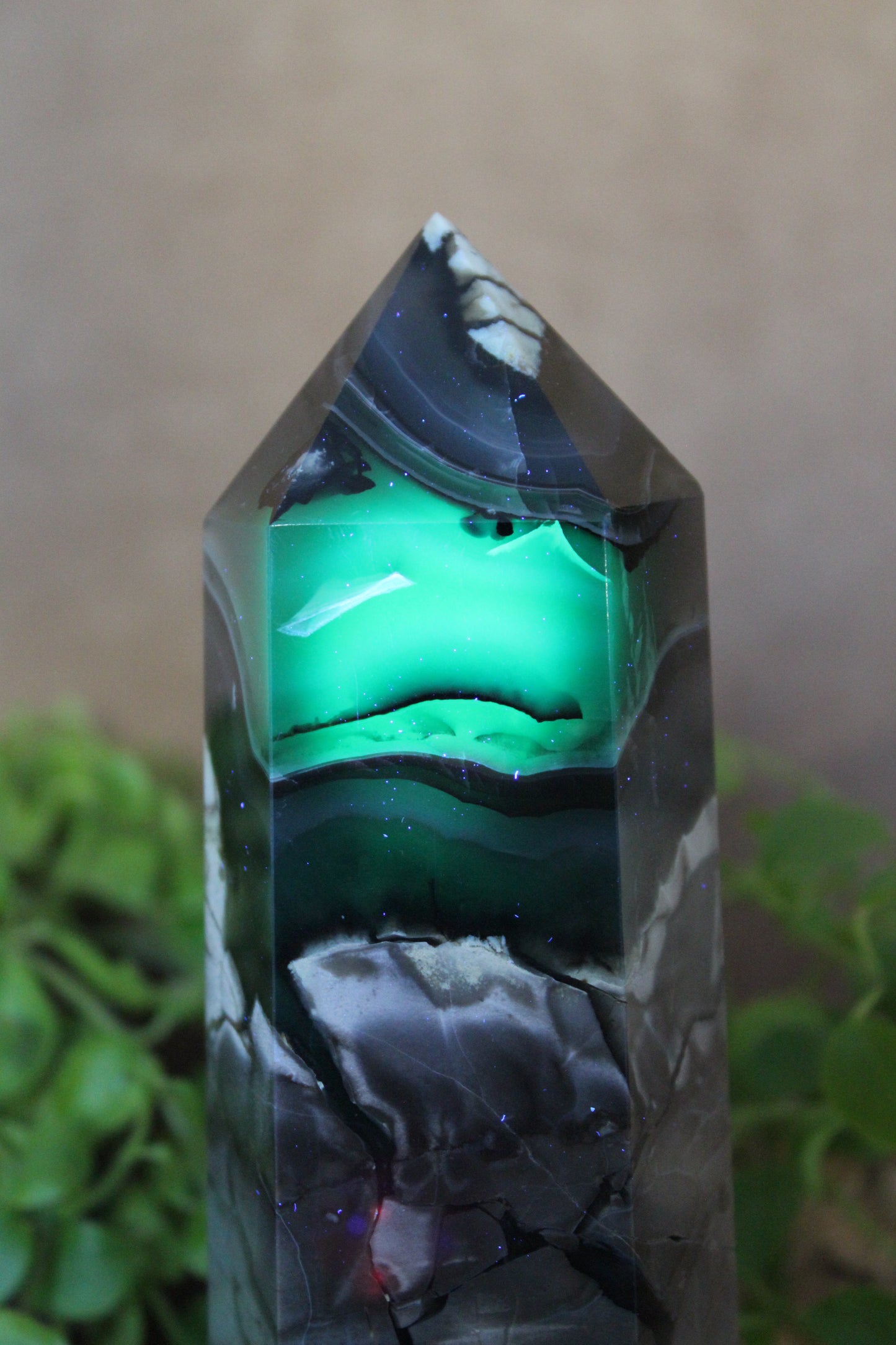 Vulcano agaat toren met groene UV-fluorescentie