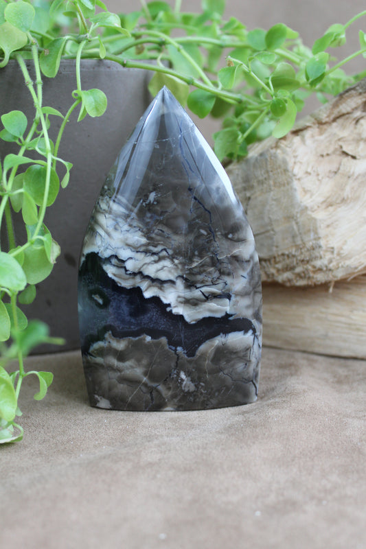 Vulcano agaat sculptuur – blauwgrijs met bijzondere tekening