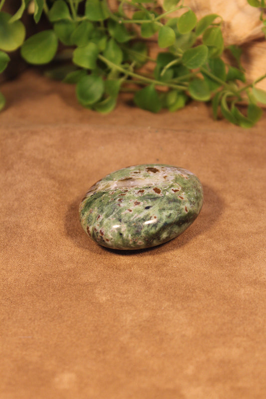 Chrysocolla handsteen – frisgroene tinten met natuurlijke tekening