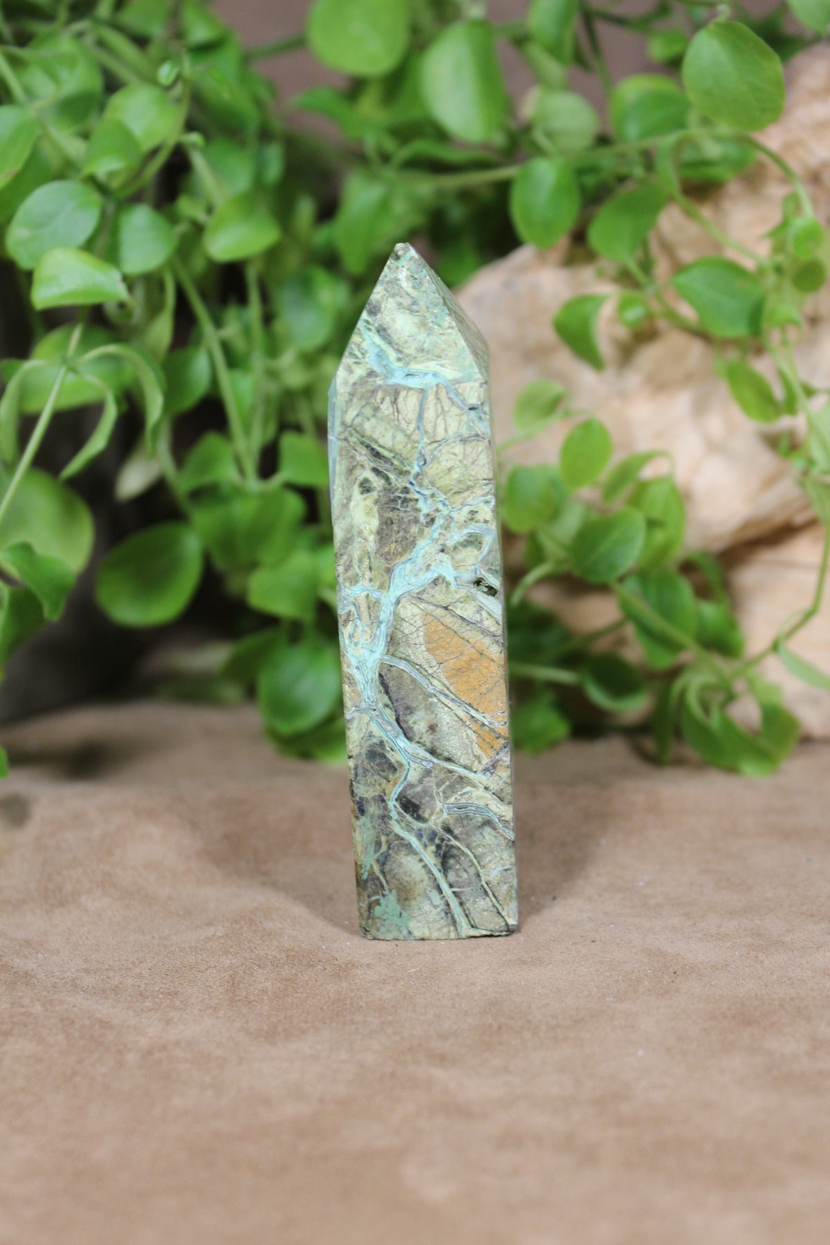 Amazoniet toren – groenblauwe tekening met aardse accenten