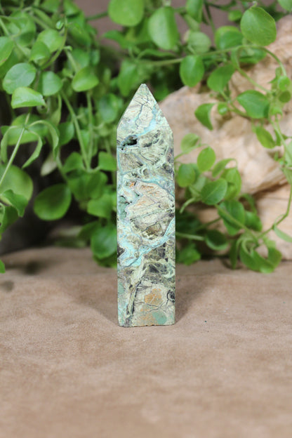 Amazoniet toren – groenblauwe tekening met aardse accenten