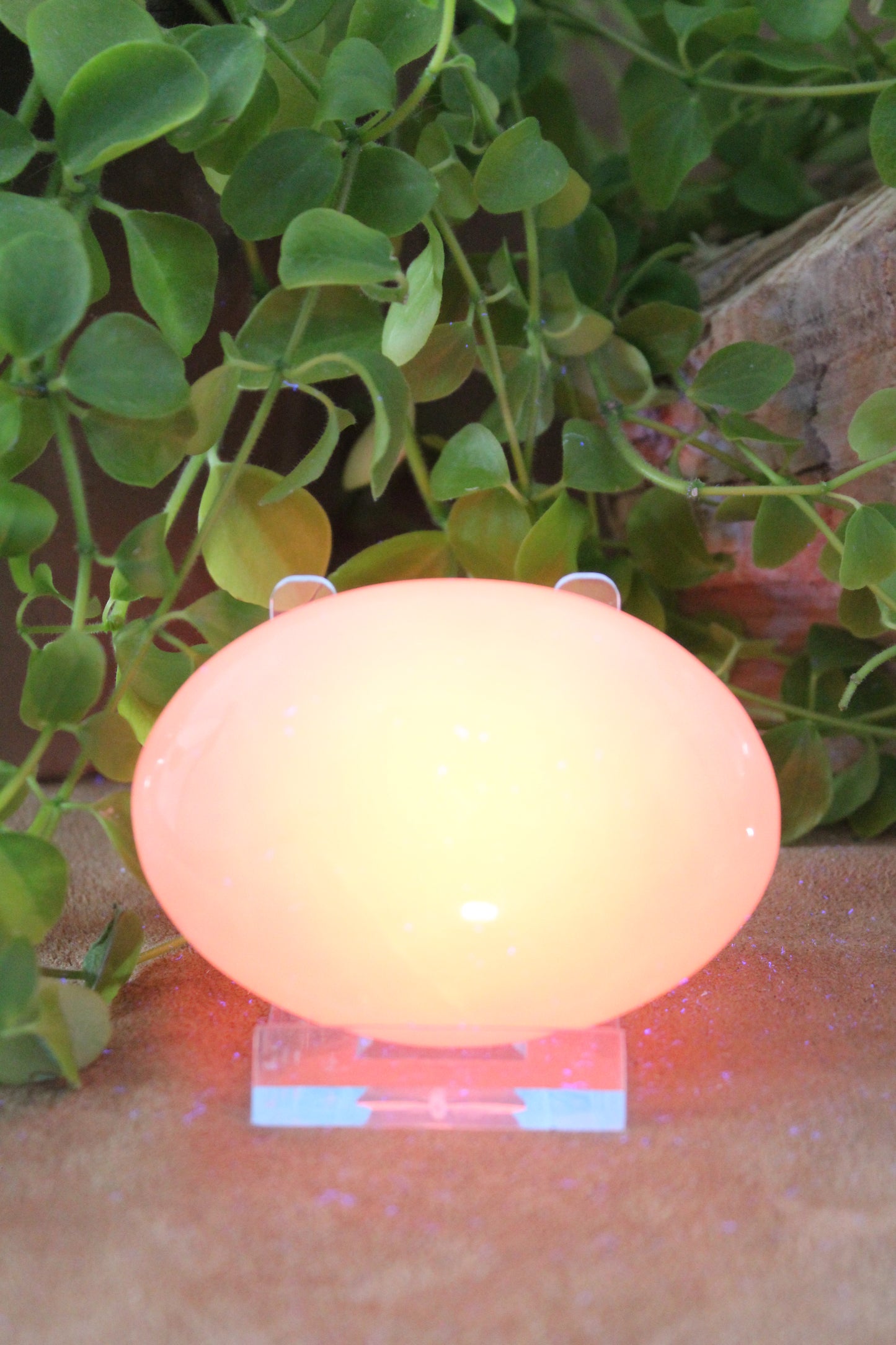 Mangano calciet ovaal – oranje fluorescentie onder UV