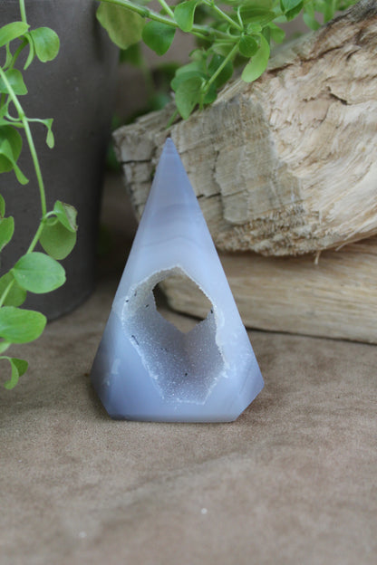 Lichtgrijze agaat diamant met druzy