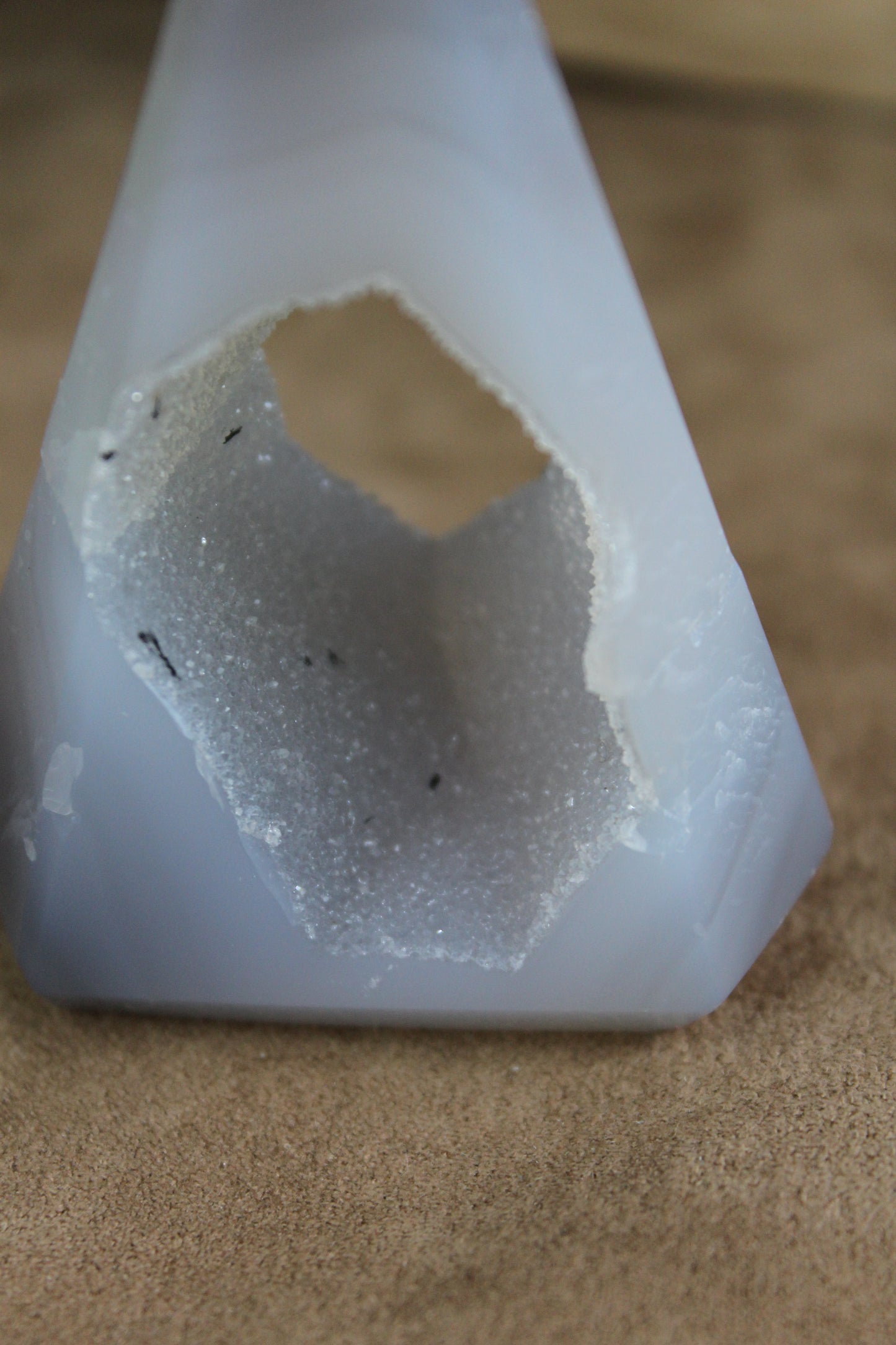 Lichtgrijze agaat diamant met druzy