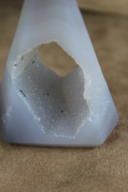 Lichtgrijze agaat diamant met druzy
