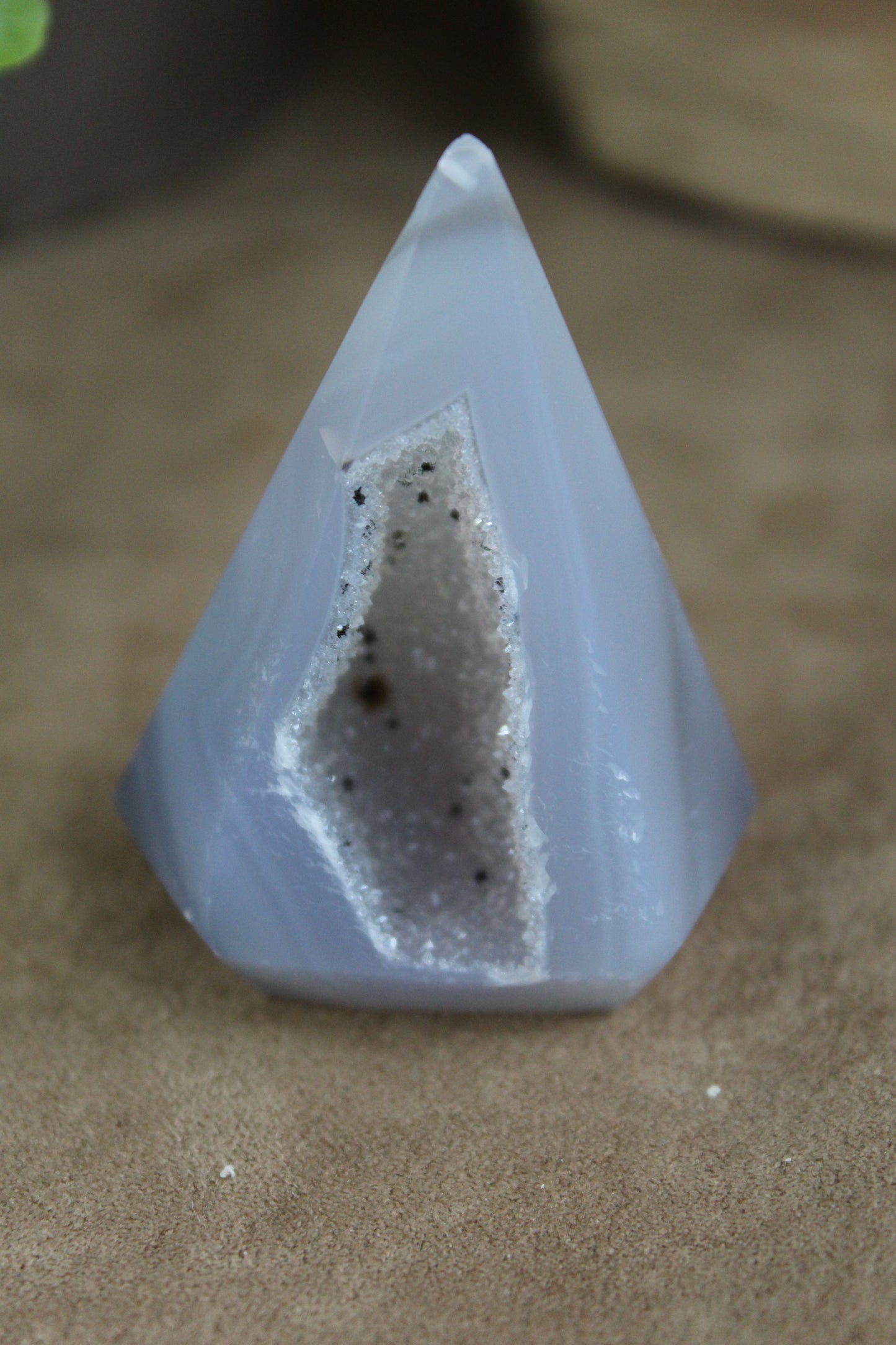 Lichtgrijze agaat diamant met diepe druzyholte