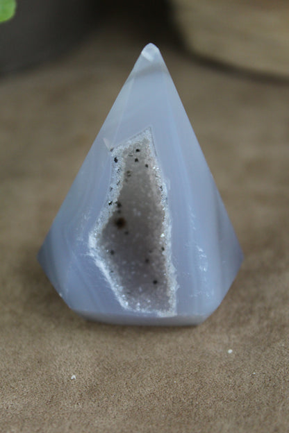 Lichtgrijze agaat diamant met diepe druzyholte