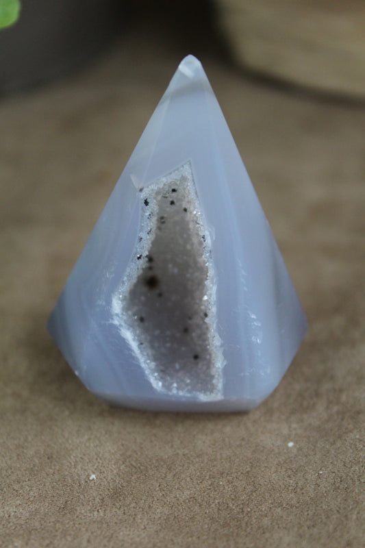 Lichtgrijze agaat diamant met diepe druzyholte