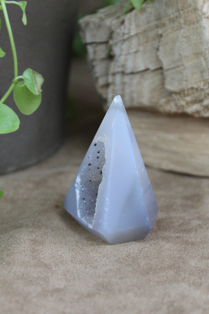 Lichtgrijze agaat diamant met diepe druzyholte