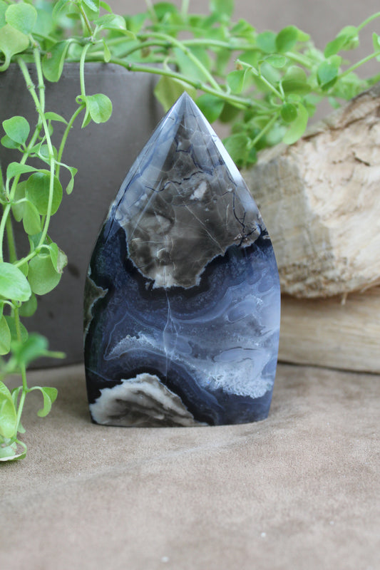 Vulcano agaat sculptuur – blauwgrijs met bijzondere tekening