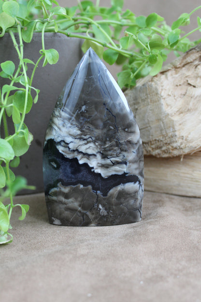 Vulcano agaat sculptuur – blauwgrijs met bijzondere tekening