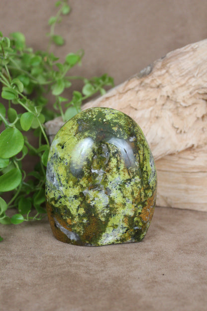 Groene opaal sculptuur