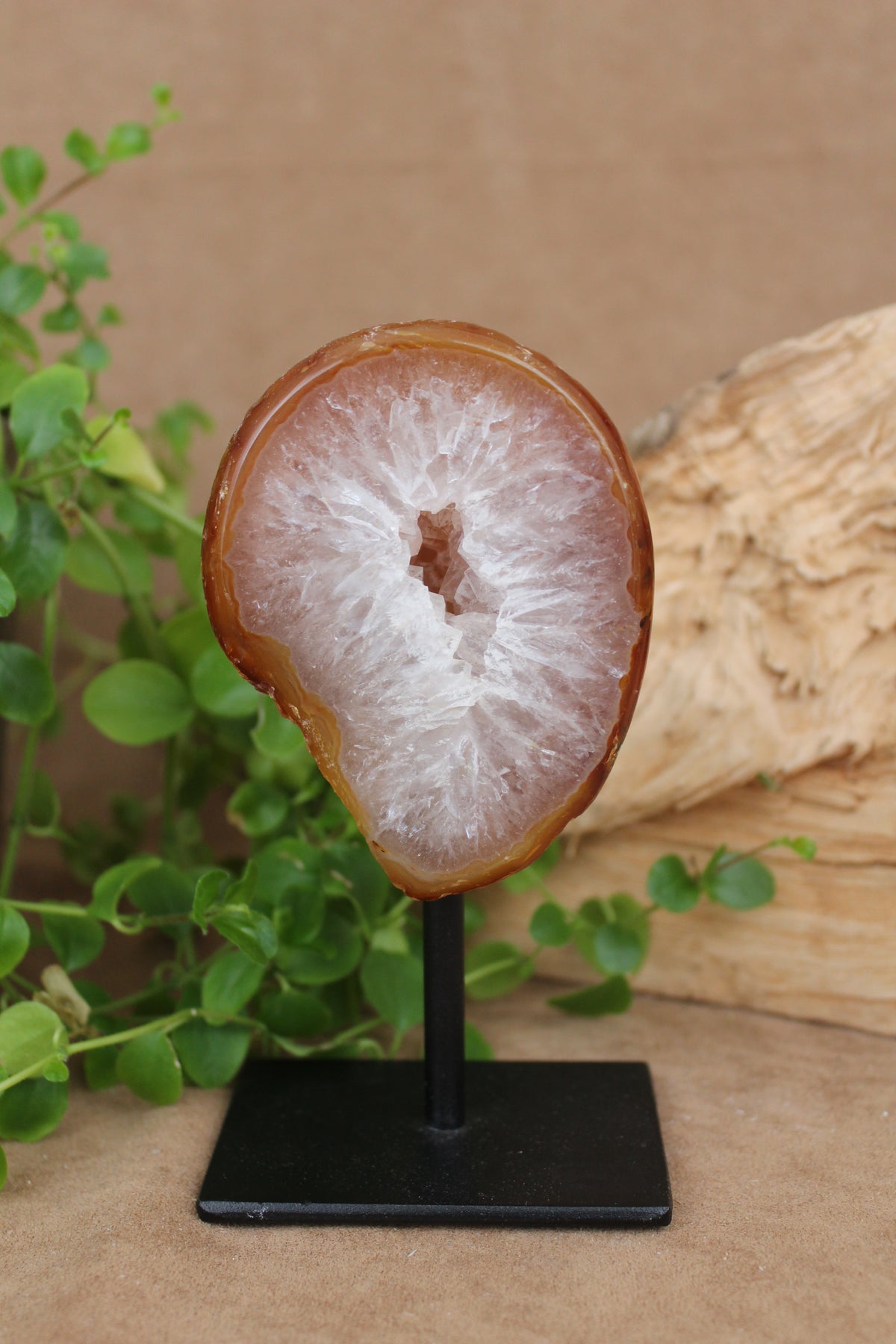 Agaat geode uit Brazilië – op zwarte standaard
