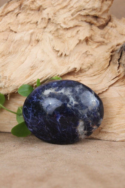 Sodaliet handsteen – diepblauw met lichte tekening