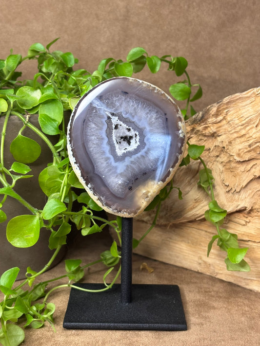 Agaat geode op standaard met kwarts kristallen